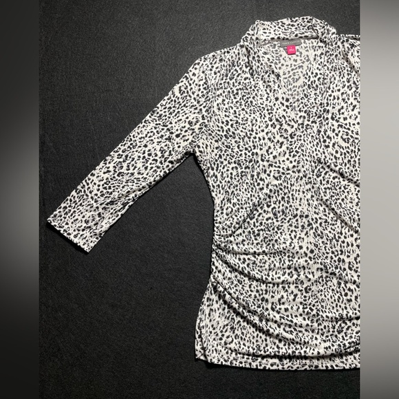 Vince Camuto Women’s Leopard Print V-Neck Stretch Blouse Size S 3/4 Sleeve Chic - Picture 6 of 9